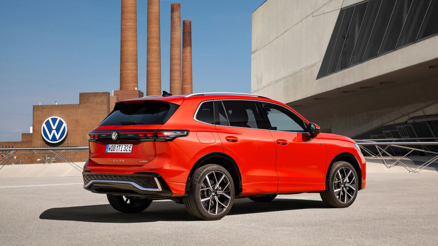 Volkswagen Tiguan eHybrid 2025 SUV Drive